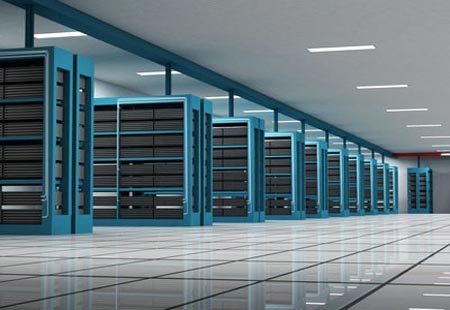 Baies de serveurs dans une salle informatique