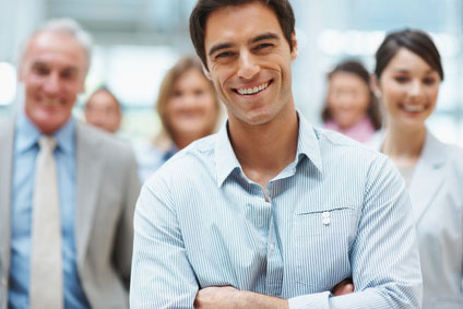 Membres d’une équipe souriants
