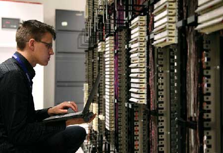 Technicien intervenant sur une baie informatique